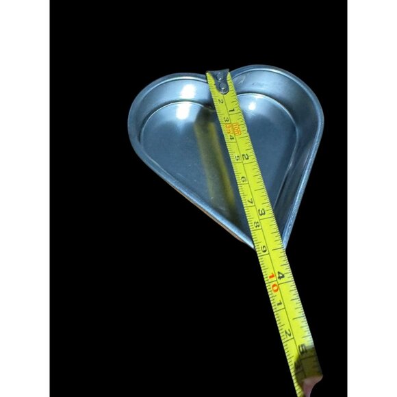 3-Piece Bakeware Set: Heart Round & Loaf Cake Pan. 2 tins 1 plastic . Baking - Picture 6 of 12